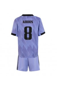 Real Madrid Toni Kroos #8 Babytruitje Uit tenue Kind 2022-23 Korte Mouw (+ Korte broeken)